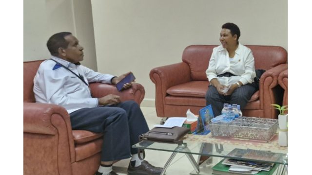 (Foto : Dokumentasi Tim, 04/11/2024) Senator DPD RI Provinsi Papua Tengah Eka Kristina Yeimo, S.Pd., M.Si. berdiskusi dengan Wakil Rektor III Universitas Cenderawasih Bapak Dr. Septinus Saa, S.Sos, M.Si.