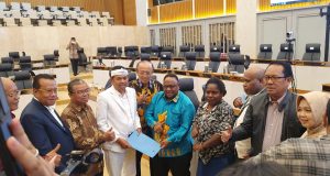 Apresiasi Aktivis HAM dan Lingkungan untuk John NR Gobai: Wakil Rakyat yang Merakyat Dolia Kum saat beremu dengan John N.R Gobay di Gedung DPRP - Doc. Pribadi