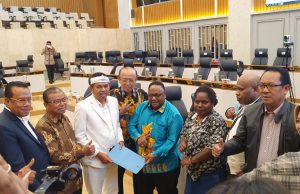 Apresiasi Aktivis HAM dan Lingkungan untuk John NR Gobai: Wakil Rakyat yang Merakyat Dolia Kum saat beremu dengan John N.R Gobay di Gedung DPRP - Doc. Pribadi