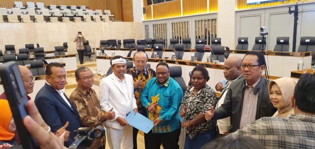 Dolia Kum saat beremu dengan John N.R Gobay di Gedung DPRP - Doc. Pribadi
