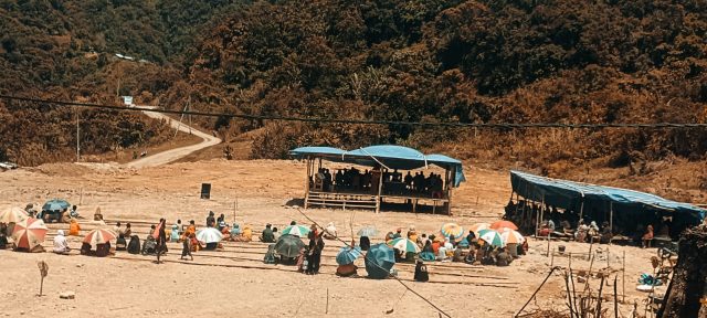 Umat gereja Katolik Stasi St. Paulus Obaikagopa Paroki Maria Kampung Obaikagopa, Distrik Mapia, Kabupaten Dogiyai Provinsi Papua Tengah saat menyaksikan peletakan batu pertama pembagunan gedung gereja Katolik Stasi St. Paulus Obaikagopa Paroki Maria, pada Rabu, (06/11/2024).
