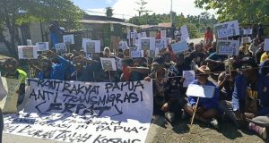 Polisi Membubarkan Masa Aksi Tolak Transmigrasi di Nabire, Papua Tengah, Polres Nabire Tidak Ada Transmigrasi ke Papua Massa Aksi yang berkumpul di titik Wadio, Nabire Papua Tengah - Doc.tiiruu.com