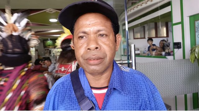 Kepala Kampung Sanoba Kornelis Osem saat memberikan keterangan kepada tiiruu.com –Doc.Hengky Yeimo