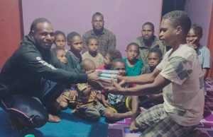 Lawan Buta Aksara: Kelompok Baca-Tulis Dibuka Lagi di Pike, Ini Harapan Pengurus Koordinator Komunitas Baca-Tulis St. Yohanes Pembaptis Yogonima, Frengky Hisage saat memberikan buku bacaan kepada komunitas Baca-tulis St. Yohanes Pembaptis IV Pike, Rabu, (05/02/2025)