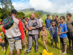 Kampung Pagamba Terisolasi dari Pembangunan, Warga minta Pemerintah Kabupaten Intan Jaya Realisasikan Pemekaran Distrik Anggota Legislator Provinsi Papua Tengah Thobias Bagubau saat berkomunikasi dengan warga - Jubi/ Hengky Yeimo