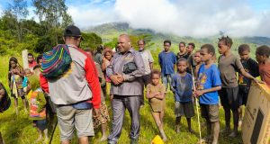 Kampung Pagamba Terisolasi dari Pembangunan, Warga minta Pemerintah Kabupaten Intan Jaya Realisasikan Pemekaran Distrik Anggota Legislator Provinsi Papua Tengah Thobias Bagubau saat berkomunikasi dengan warga - Jubi/ Hengky Yeimo