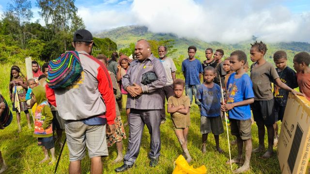 Anggota Legislator Provinsi Papua Tengah Thobias Bagubau saat berkomunikasi dengan warga - Jubi/ Hengky Yeimo