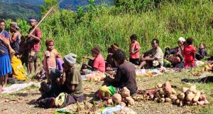 Di Pasar Kampung Pagamba Warga Masih Lakukan Praktek Barter, DPR PPT : Faktor Kepala Desa, ASN Tidak Bertugas di Kampung