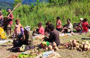 Di Pasar Kampung Pagamba Warga Masih Lakukan Praktek Barter, DPR PPT : Faktor Kepala Desa, ASN Tidak Bertugas di Kampung
