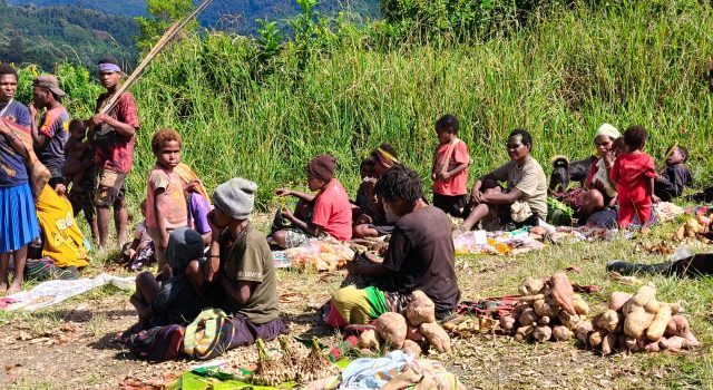 Akan Realisasi Permintaan Pembangunan Jalan Raya Dari Warga, Bupati Intan Jaya Siap Buka Akses Jalan Dari Paniai Ke Intan Jaya Sejumlah pedagang asli Papua berjualan di Pasar Pagamba - Hengky Yeimo - tiiruu.com