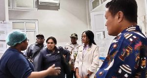 Komisi V DPRPT, Tinjau Langsung BLUD RSUD Nabire Bahas Terkiat Manajemen dan Sarana Prasarana Yang Menjadi Keluhan Warga Salah seorang petugas medis di BLUD RSUD Nabire saat memberikan penjelasan kepada Direktur BLUD RSUD Nabire dan Komisi V DPR PT - tiiruu-doc