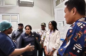 Komisi V DPRPT, Tinjau Langsung BLUD RSUD Nabire Bahas Terkiat Manajemen dan Sarana Prasarana Yang Menjadi Keluhan Warga Salah seorang petugas medis di BLUD RSUD Nabire saat memberikan penjelasan kepada Direktur BLUD RSUD Nabire dan Komisi V DPR PT - tiiruu-doc