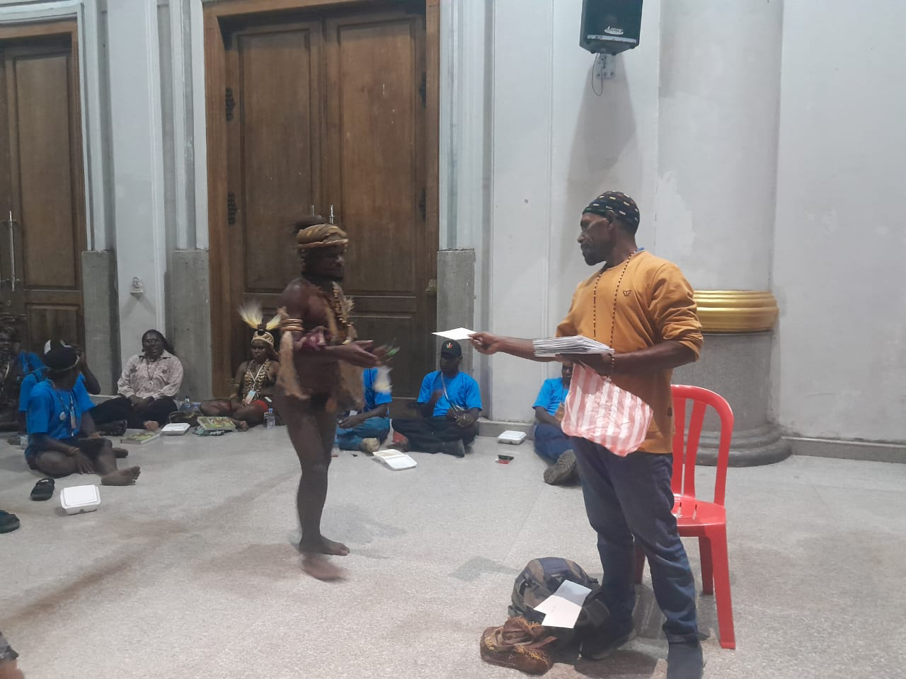 Saat salah satu peserta menerima dana dari Pater Yoseph Bunai, Pr.