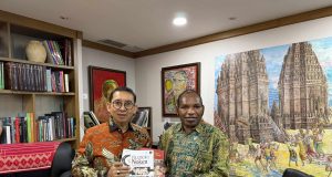 Titus Pekei Serahkan Buku “Cermin Noke Papua” ICH-UNESCO Kepada Menteri Fadli Zon Penggagas Noke Papua Ke Unesco Titus C. Pekei saat menerima buku dari Mentri Pendidikan dan Kebudayaan Republik Indonesia Fadli Zon - akun x Fadli Zon