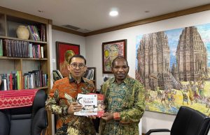 Titus Pekei Serahkan Buku “Cermin Noke Papua” ICH-UNESCO Kepada Menteri Fadli Zon Penggagas Noke Papua Ke Unesco Titus C. Pekei saat menerima buku dari Mentri Pendidikan dan Kebudayaan Republik Indonesia Fadli Zon - akun x Fadli Zon