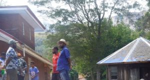 Ketua DPR Papua Pegunungan Yos Elopere Tinjau Longsor Di Asotipo, Serahkan Bantuan dan Pantau Pembukaan Jalan