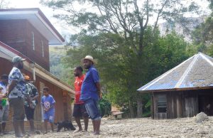 Ketua DPR Papua Pegunungan Yos Elopere Tinjau Longsor Di Asotipo, Serahkan Bantuan dan Pantau Pembukaan Jalan