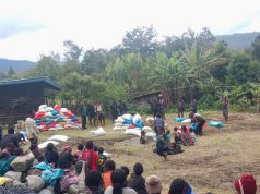 Anggota DPRD Nduga Soleh Elopere, S.E. Salurkan Bantuan Beras untuk Masyarakat Distrik Mbuwa Jelang Natal
