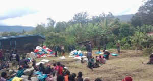 Anggota DPRD Nduga Soleh Elopere, S.E. Salurkan Bantuan Beras untuk Masyarakat Distrik Mbuwa Jelang Natal