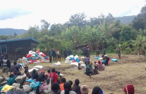 Anggota DPRD Nduga Soleh Elopere, S.E. Salurkan Bantuan Beras untuk Masyarakat Distrik Mbuwa Jelang Natal
