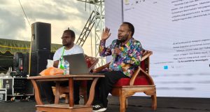 Hak Politik Masyarakat Adat Papua Tengah Masih Terpinggirkan Ketua Dewan Adat Papua Koordinator Wilayah Adat Meepago Okto Marco Pekei didampingi Moderator Hengky Yeimo - Doc. Humas AWP