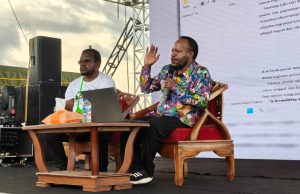 Marco Pekei : Hak Politik Masyarakat Papua Tengah Sering di Abaikan Ketua Dewan Adat Papua Koordinator Wilayah Adat Meepago Okto Marco Pekei didampingi Moderator Hengky Yeimo - Doc. Humas AWP