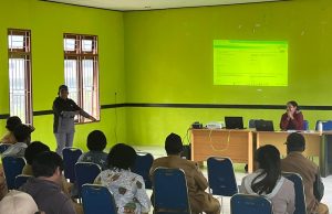 Kadis Kesehatan Deiyai Paparkan Empat Program Prioritas, Fokus Perkuat Layanan Dasar Kadis Kesehatan Deiyai Fransina Rumbiak Mote, S.KM, bersama jajaran staf dan kepala puskesmas dalam pertemuan awal tahun 2026 yang membahas program prioritas penguatan layanan kesehatan dasar, Senin (26/1).