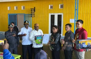 BPK RI Periksa LKPD Deiyai TA 2025, Wakil Bupati: Kami Siap Bekerja Sama Wakil Bupati Kabupaten Deiyai Berpose Bersama Dengan Perwakilan BPK RI di Waghete Kabupaten Deiyai, Provinsi Papua Tengah - Doc. tiiruu