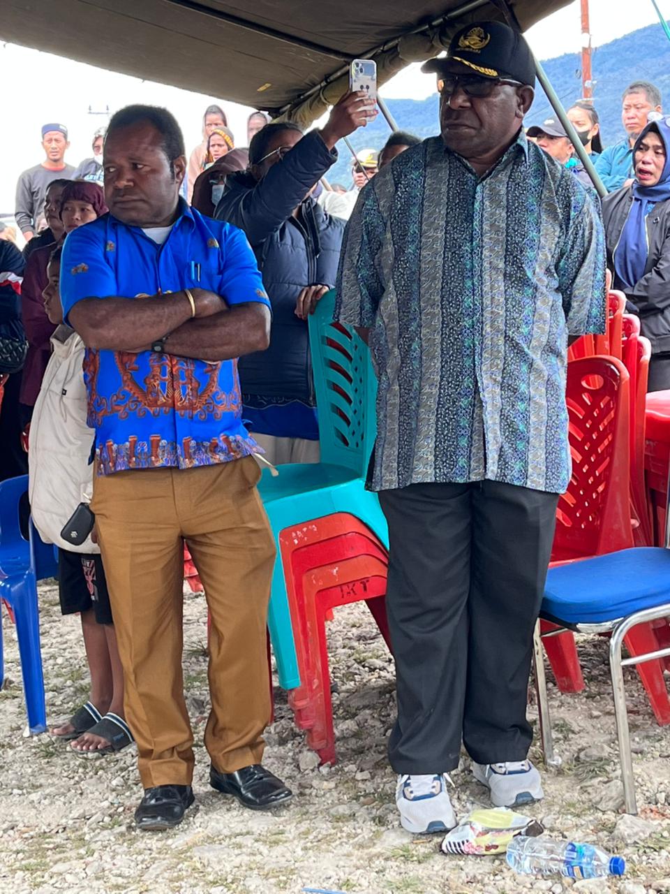 Asisten I Setda Kabupaten Deiyai, Simon Mote, saat pelepasan jenazah di Waghete Distrik Tigi, Kabupaten Deiyai, Papua Tengah, Rabu (28/1/2026) - Doc. tiiruu.com