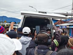 Pemkab Deiyai Berduka, Dua Korban Pembacokan di Waghete Dipulangkan ke Daerah Asal Saat pemulangan jenasah dua dua orang korban dalam insiden keributan yang berujung aksi pembacokan di pertigaan Kompleks Pasar Baru Waghete I, Distrik Tigi, Kabupaten Deiyai, Papua Tengah, Rabu (28/1/2026) - Doc. tiiruu.com