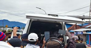 Pemkab Deiyai Berduka, Dua Korban Pembacokan di Waghete Dipulangkan ke Daerah Asal Saat pemulangan jenasah dua dua orang korban dalam insiden keributan yang berujung aksi pembacokan di pertigaan Kompleks Pasar Baru Waghete I, Distrik Tigi, Kabupaten Deiyai, Papua Tengah, Rabu (28/1/2026) - Doc. tiiruu.com