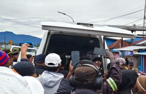 Pemkab Deiyai Berduka, Dua Korban Pembacokan di Waghete Dipulangkan ke Daerah Asal Saat pemulangan jenasah dua dua orang korban dalam insiden keributan yang berujung aksi pembacokan di pertigaan Kompleks Pasar Baru Waghete I, Distrik Tigi, Kabupaten Deiyai, Papua Tengah, Rabu (28/1/2026) - Doc. tiiruu.com