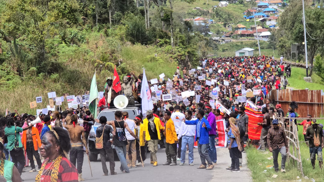 Gerakan Pelajar Mahasiswa dan Rakyat Intan Jaya (GPMR-I) saat melakukan long march di Sugapa, Intan Jaya - Doc. GPMR-I