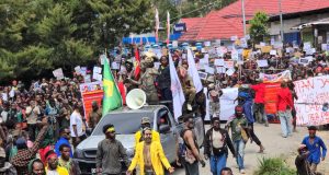 GPMR-I Nilai Pendekatan Keamanan Belum Lindungi Warga Sipil di Intan Jaya Gerakan Pelajar Mahasiswa dan Rakyat Intan Jaya (GPMR-I) saat melakukan aksi di Sugapa, Intan Jaya - Doc. (GPMR-I)