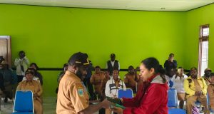 Fransina Rumbiak Mote Pimpin Dinas Kesehatan Deiyai, Ini Pesannya Kepada Kapus Waghete Yang Baru Kepala Puskesmas Waghete lama, Fransina Rumbiak Mote, S.Km, menyerahkan jabatan kepada Leander Mote, S.Kep, dalam acara serah terima jabatan di Aula Puskesmas Waghete, Senin (26/1/2026). Fransina berharap pelayanan kesehatan kepada masyarakat tetap berjalan optimal meski terjadi pergantian kepemimpinan.