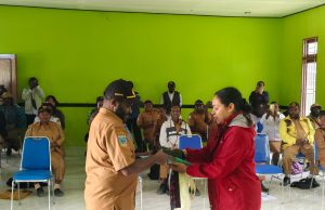 Fransina Rumbiak Mote Pimpin Dinas Kesehatan Deiyai, Ini Pesannya Kepada Kapus Waghete Yang Baru Kepala Puskesmas Waghete lama, Fransina Rumbiak Mote, S.Km, menyerahkan jabatan kepada Leander Mote, S.Kep, dalam acara serah terima jabatan di Aula Puskesmas Waghete, Senin (26/1/2026). Fransina berharap pelayanan kesehatan kepada masyarakat tetap berjalan optimal meski terjadi pergantian kepemimpinan.