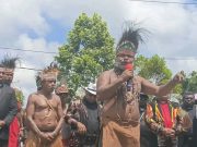 Pemuda Adat Byak Gelar Aksi Penggalangan Dana untuk Sidang Tanah Adat