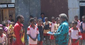 YKKMP Salurkan Bantuan Alat Tulis bagi Anak Pengungsi Nduga, Soroti Hak Pendidikan dan Tanggung Jawab Negara