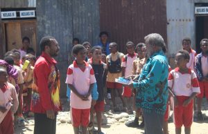 YKKMP Salurkan Bantuan Alat Tulis bagi Anak Pengungsi Nduga, Soroti Hak Pendidikan dan Tanggung Jawab Negara
