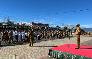Asisten II Deiyai Tekankan Kedisiplinan ASN Berdasarkan Peraturan Perundang-Undangan