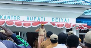 ASN Deiyai Diguyur Gerimis, Asisten II Mesak Pakage Tegaskan Disiplin dan Loyalitas Pelayanan
