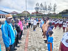 Bupati Deiyai Melkianus Mote Bagikan Seragam Sekolah untuk Siswa di Kabupaten Deiyai