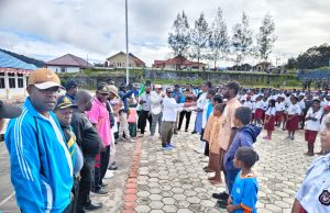 Bupati Deiyai Melkianus Mote Bagikan Seragam Sekolah untuk Siswa di Kabupaten Deiyai