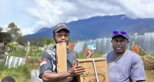 Mantan Kadis Ketapang Deiyai Kembali Salurkan Bantuan Mesin Babat Rumput