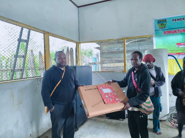 Kadis Kominfo Deiyai Salurkan 3 Buah Starlink di Kampung Wagomani, Tigi Barat