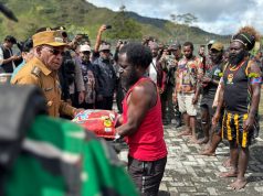 Bupati Puncak Salurkan Bantuan Sembako untuk Pengungsi di Puncak Jaya