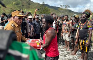 Bupati Puncak Salurkan Bantuan Sembako untuk Pengungsi di Puncak Jaya