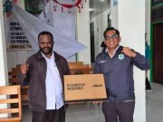 Langkah Nyata Leander Mote, Perkuat Tim Akreditasi Puskesmas Waghete dengan Bantuan Perangkat Kerja