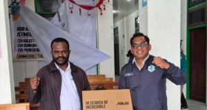 Langkah Nyata Leander Mote, Perkuat Tim Akreditasi Puskesmas Waghete dengan Bantuan Perangkat Kerja
