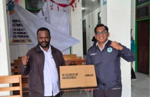 Langkah Nyata Leander Mote, Perkuat Tim Akreditasi Puskesmas Waghete dengan Bantuan Perangkat Kerja